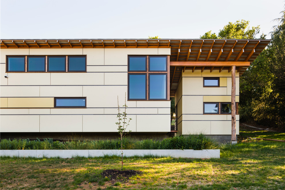 サンフランシスコにあるコンテンポラリースタイルのおしゃれな家の外観 (コンクリート繊維板サイディング、黄色い外壁) の写真