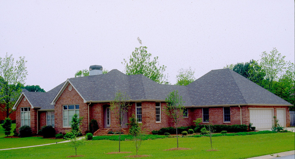 Idee per la facciata di una casa piccola rossa classica a un piano con rivestimento in mattoni e tetto a padiglione