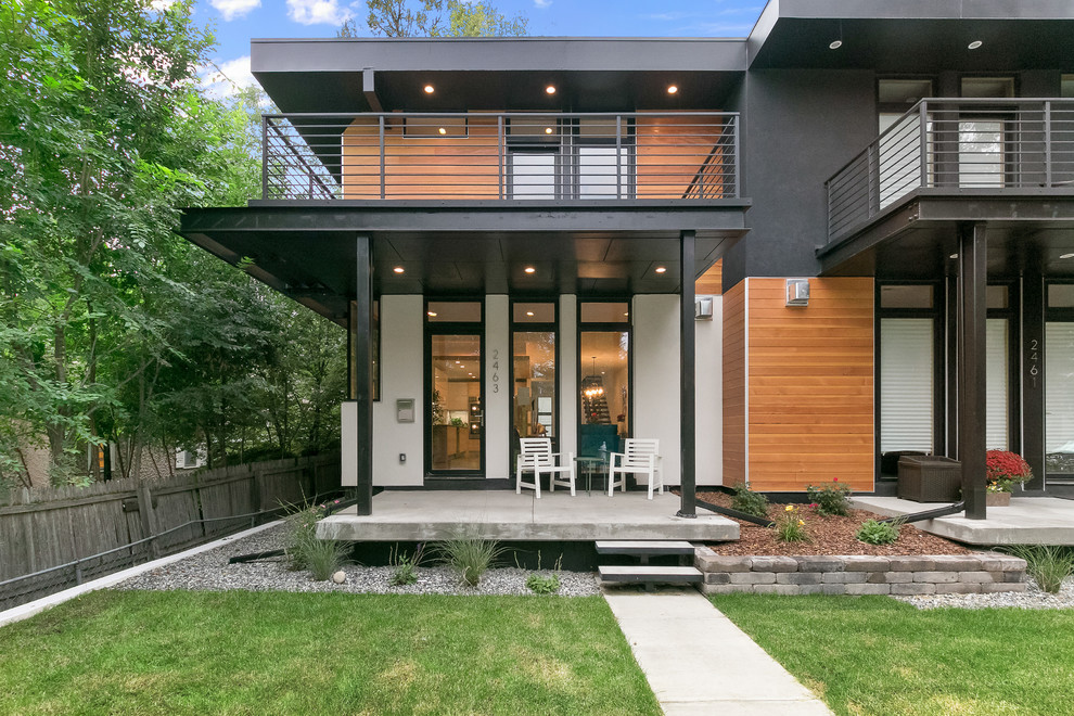 Mittelgroße, Zweistöckige Moderne Holzfassade Haus mit grauer Fassadenfarbe in Denver