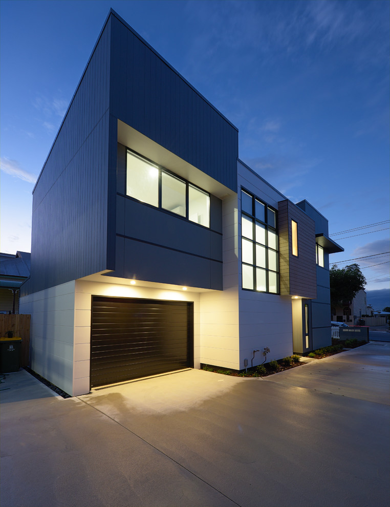 Inspiration för ett mellanstort funkis flerfärgat radhus, med två våningar, blandad fasad och platt tak