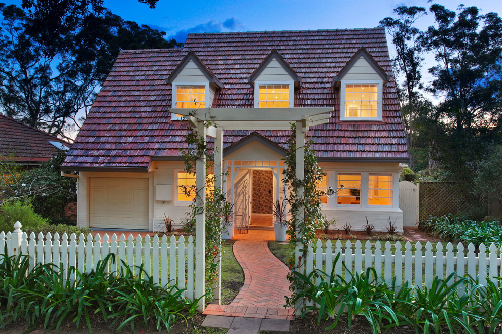 Zweistöckiges, Kleines Klassisches Haus mit weißer Fassadenfarbe und Satteldach in Sydney