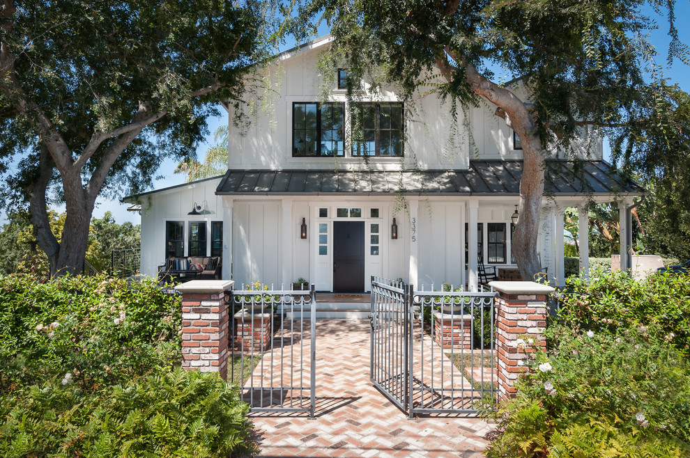 Mittelgroße, Dreistöckige Country Holzfassade Haus mit weißer Fassadenfarbe und Satteldach in San Diego