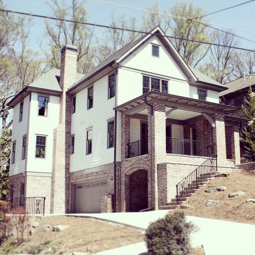 Esempio della facciata di una casa beige american style a tre piani