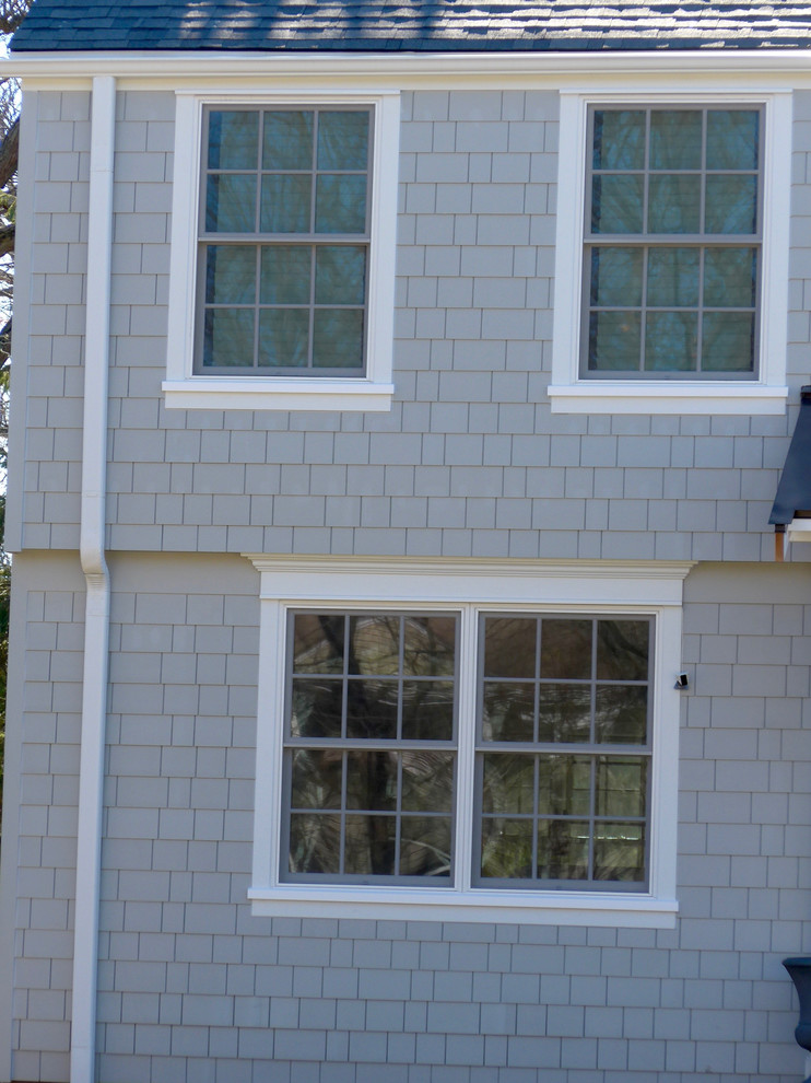 Mittelgroßes, Zweistöckiges Klassisches Einfamilienhaus mit Faserzement-Fassade, grauer Fassadenfarbe, Schindeldach und Satteldach in Sonstige
