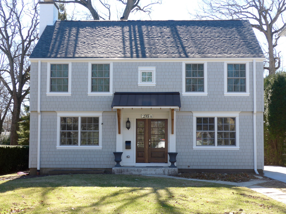 Ejemplo de fachada de casa gris tradicional de tamaño medio de dos plantas con revestimiento de aglomerado de cemento, tejado de teja de madera y tejado a dos aguas