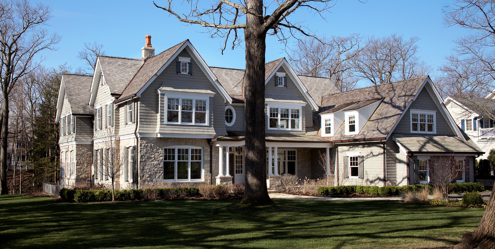 Zweistöckiges, Geräumiges Klassisches Einfamilienhaus mit Mix-Fassade, grauer Fassadenfarbe, Satteldach und Schindeldach in Chicago