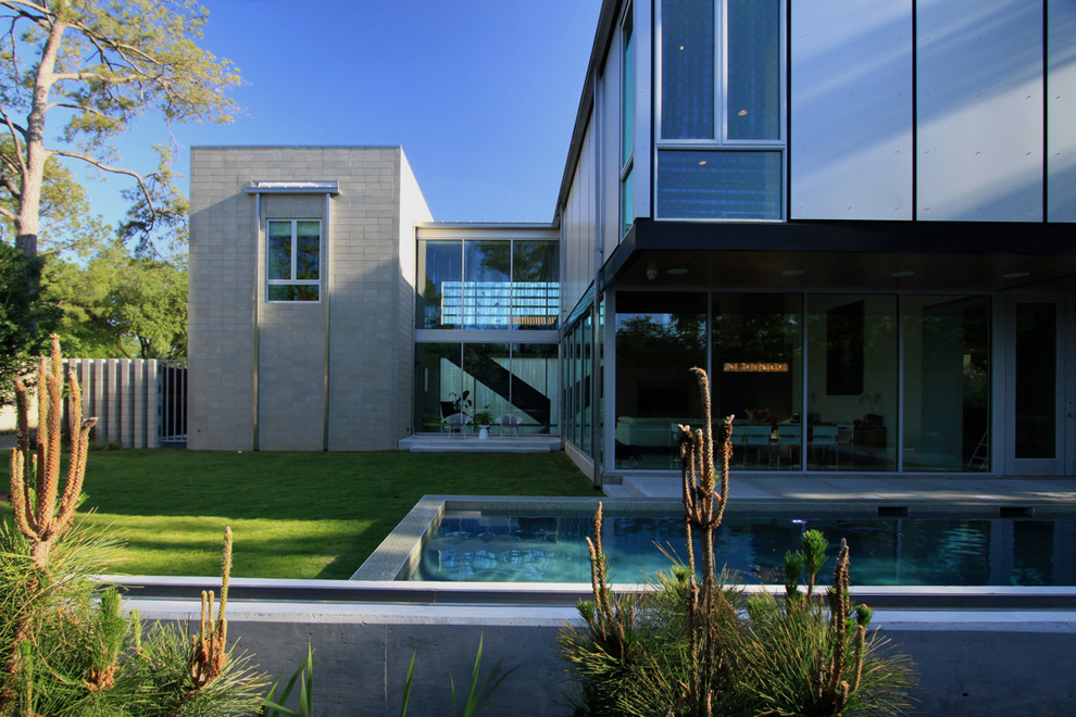 Foto della facciata di una casa contemporanea a due piani con rivestimento in vetro