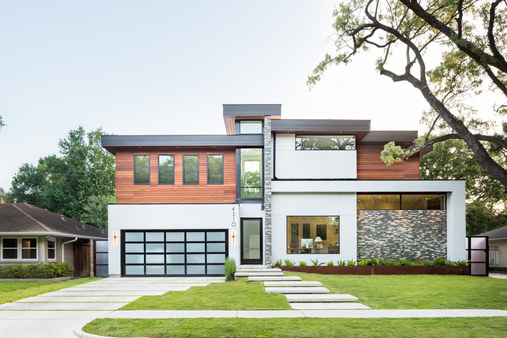 Идея дизайна: двухэтажный, разноцветный частный загородный дом в современном стиле с комбинированной облицовкой