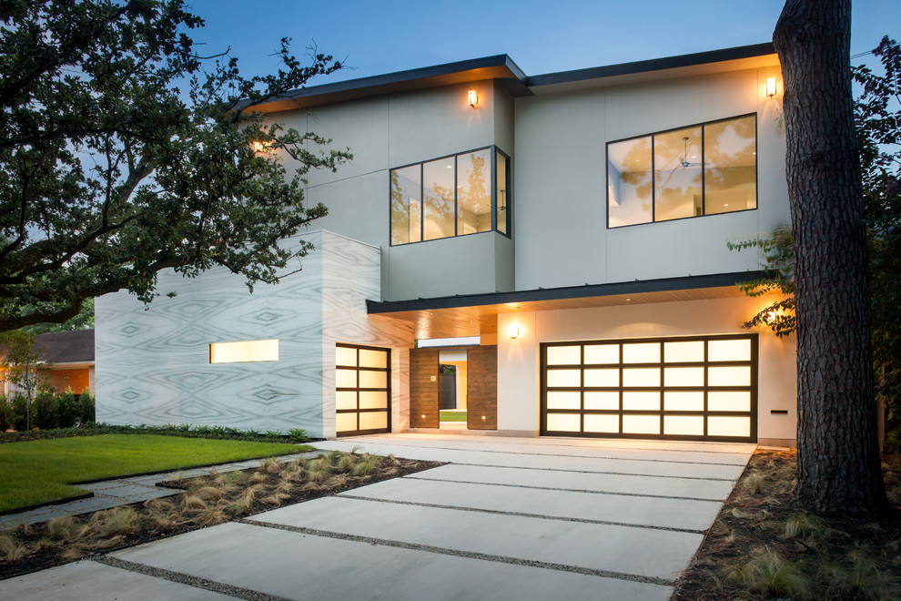 Zweistöckiges Modernes Haus mit grauer Fassadenfarbe und Pultdach in Houston