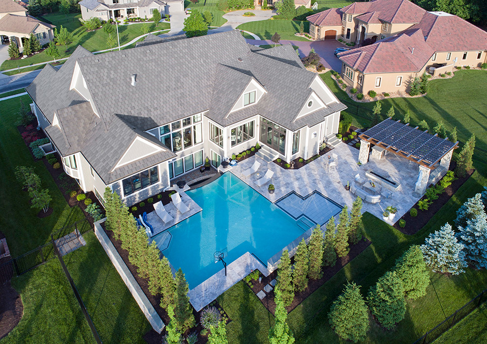 Geräumiges, Zweistöckiges Maritimes Einfamilienhaus mit Faserzement-Fassade, grauer Fassadenfarbe, Satteldach und Ziegeldach in Kansas City
