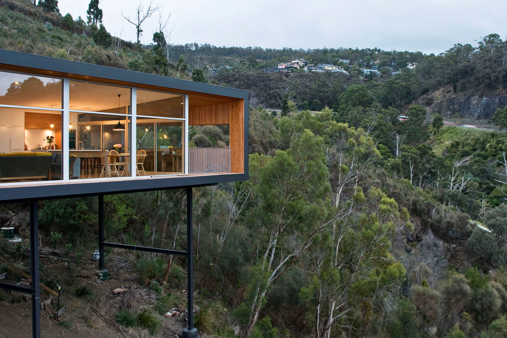Große, Einstöckige Moderne Holzfassade Haus mit schwarzer Fassadenfarbe und Flachdach in Hobart
