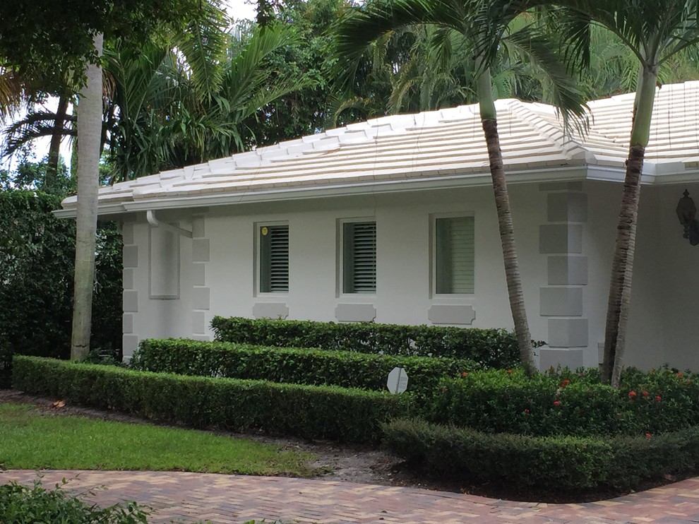 Mittelgroßes, Einstöckiges Modernes Haus mit Putzfassade und weißer Fassadenfarbe in Miami