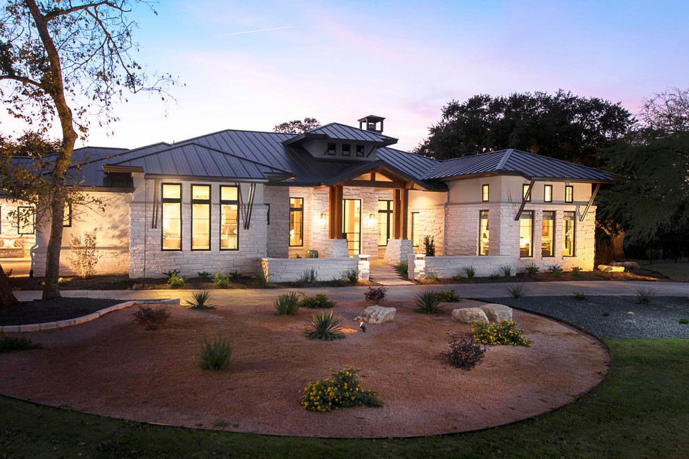 Einstöckiges Modernes Einfamilienhaus mit Steinfassade, weißer Fassadenfarbe, Walmdach und Blechdach in Austin