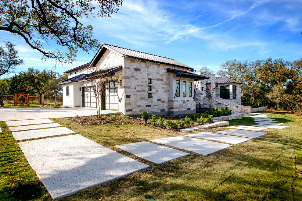 Cette image montre une façade de maison multicolore minimaliste de plain-pied avec un toit en métal.