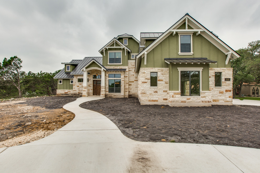 Großes, Zweistöckiges Uriges Haus mit Putzfassade, grüner Fassadenfarbe, Satteldach, Blechdach und braunem Dach in Austin