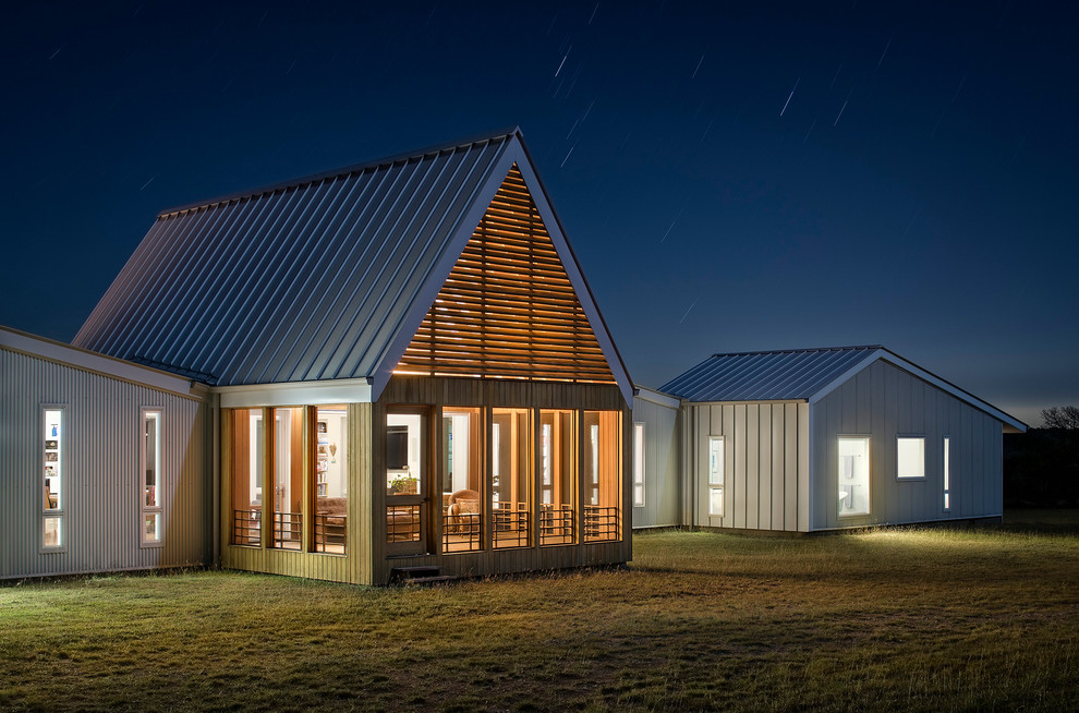 Inspiration för ett mellanstort funkis vitt hus, med allt i ett plan, blandad fasad, sadeltak och tak i metall