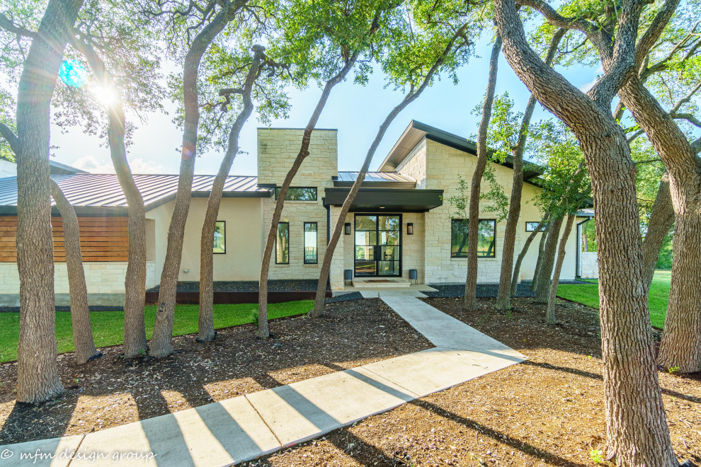 Großes, Einstöckiges Modernes Einfamilienhaus mit Mix-Fassade, beiger Fassadenfarbe, Pultdach und Blechdach in Austin