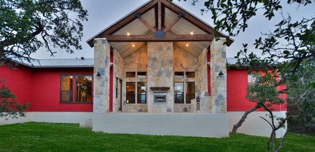 Cette photo montre une façade de maison rouge tendance de taille moyenne et de plain-pied avec un revêtement mixte et un toit à deux pans.