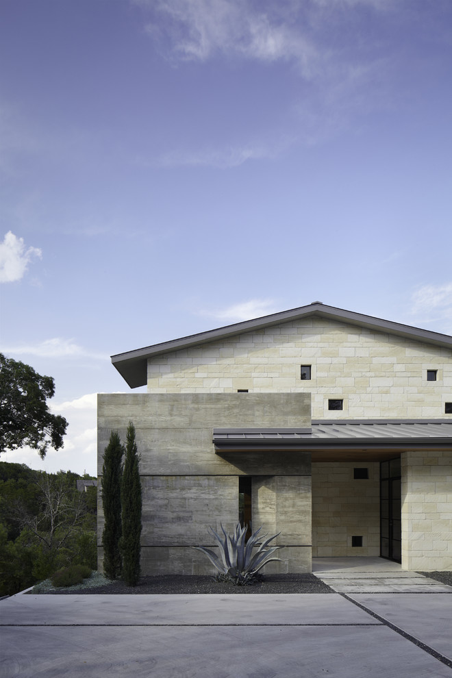 Свежая идея для дизайна: дом в современном стиле с двускатной крышей - отличное фото интерьера