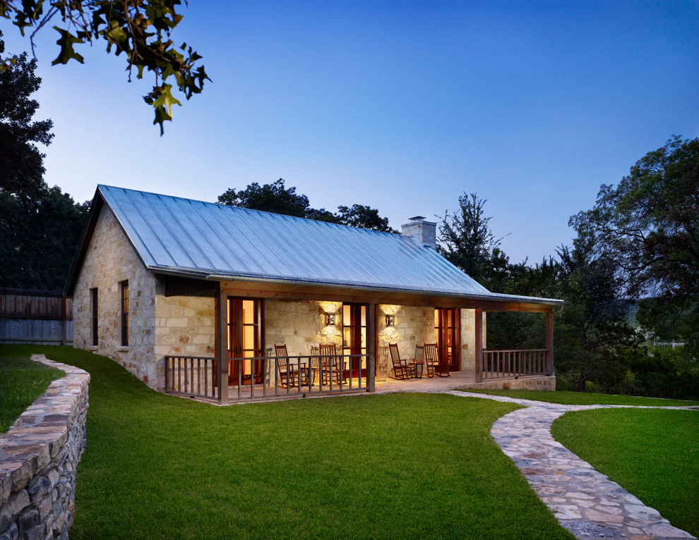 Свежая идея для дизайна: дом в стиле кантри с облицовкой из камня - отличное фото интерьера