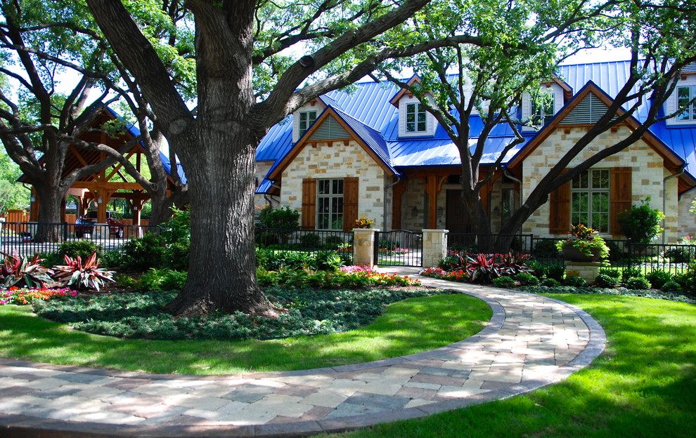 Foto della facciata di una casa classica con tetto blu e copertura in metallo o lamiera