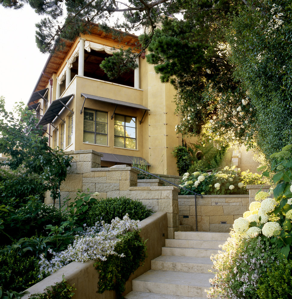 Mediterranes Haus mit gelber Fassadenfarbe in San Francisco