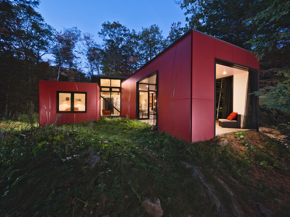 Immagine della facciata di una casa piccola rossa moderna a un piano