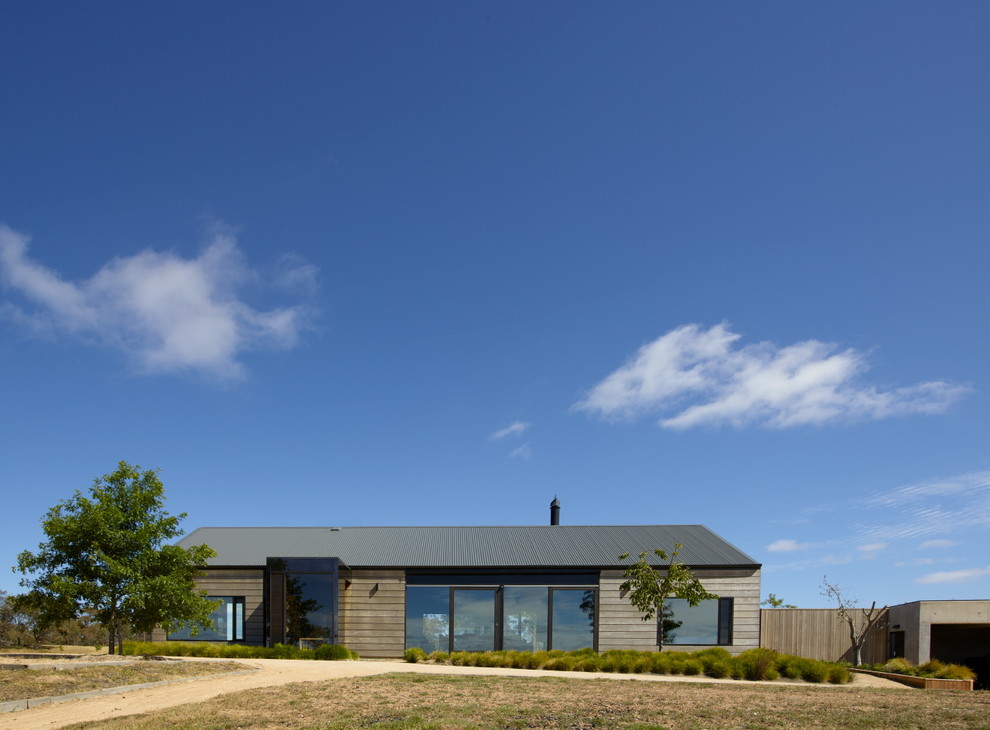 Стильный дизайн: одноэтажный, деревянный, черный дом среднего размера в современном стиле с односкатной крышей - последний тренд