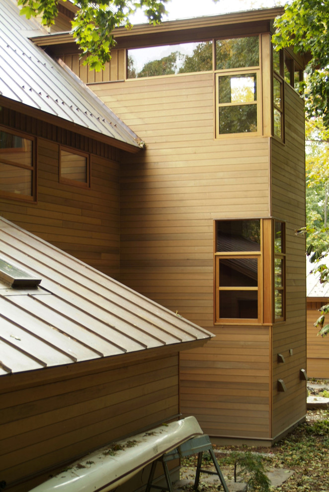 Источник вдохновения для домашнего уюта: деревянный, большой, двухэтажный частный загородный дом в стиле рустика с металлической крышей