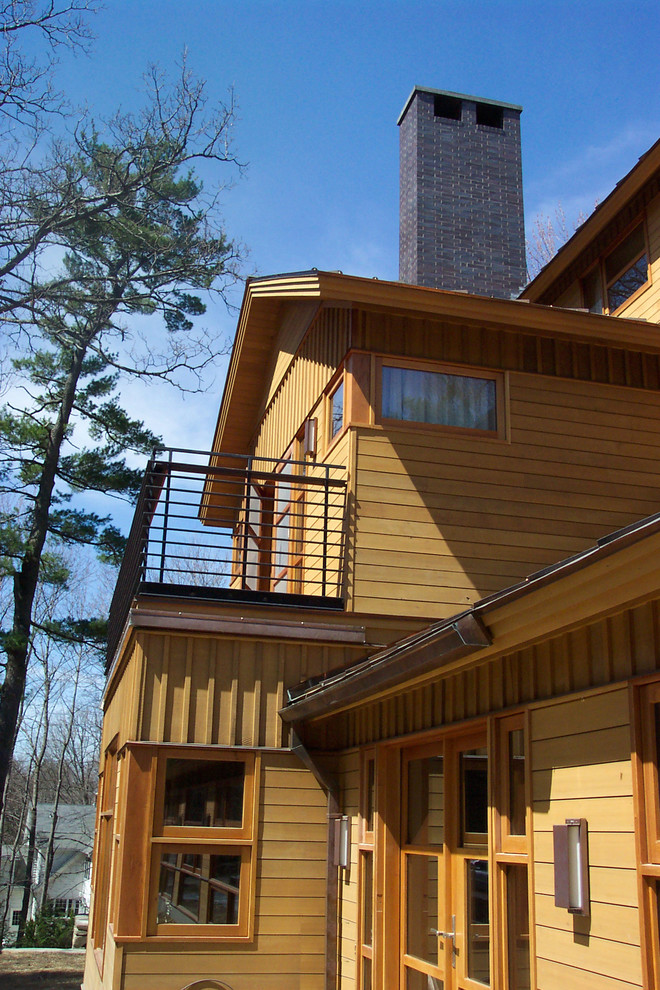 Стильный дизайн: деревянный, большой, двухэтажный, бежевый частный загородный дом в стиле рустика с металлической крышей - последний тренд