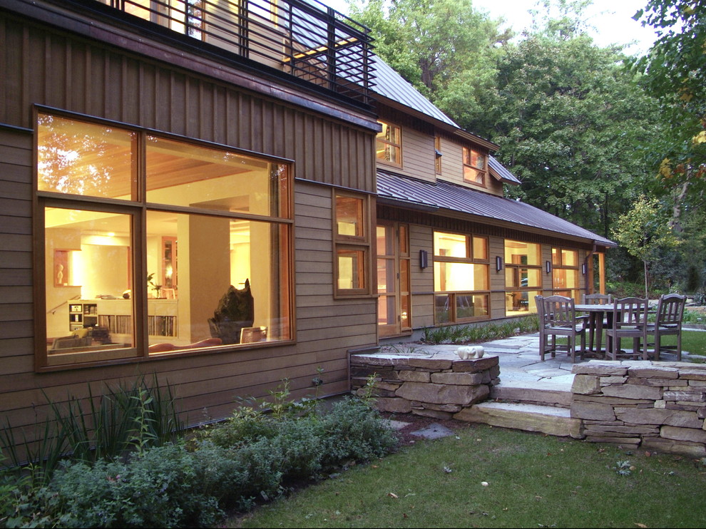 Пример оригинального дизайна: деревянный, большой, двухэтажный, бежевый частный загородный дом в стиле рустика с металлической крышей