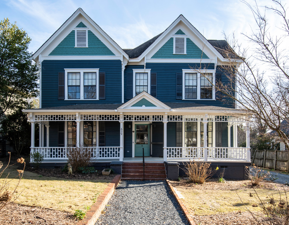 Zweistöckiges Klassisches Einfamilienhaus mit Mix-Fassade, grüner Fassadenfarbe, Satteldach und Schindeldach in Atlanta