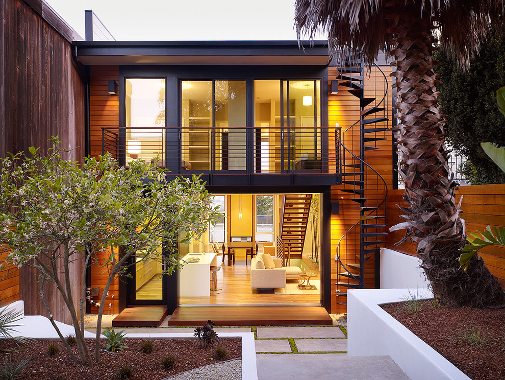 Cette image montre une façade de maison design en bois.