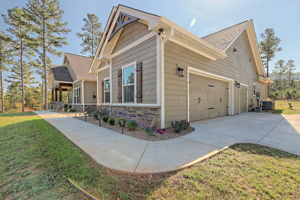 Medium sized and beige traditional bungalow detached house in Atlanta with concrete fibreboard cladding, a pitched roof, a shingle roof, a brown roof and shiplap cladding.