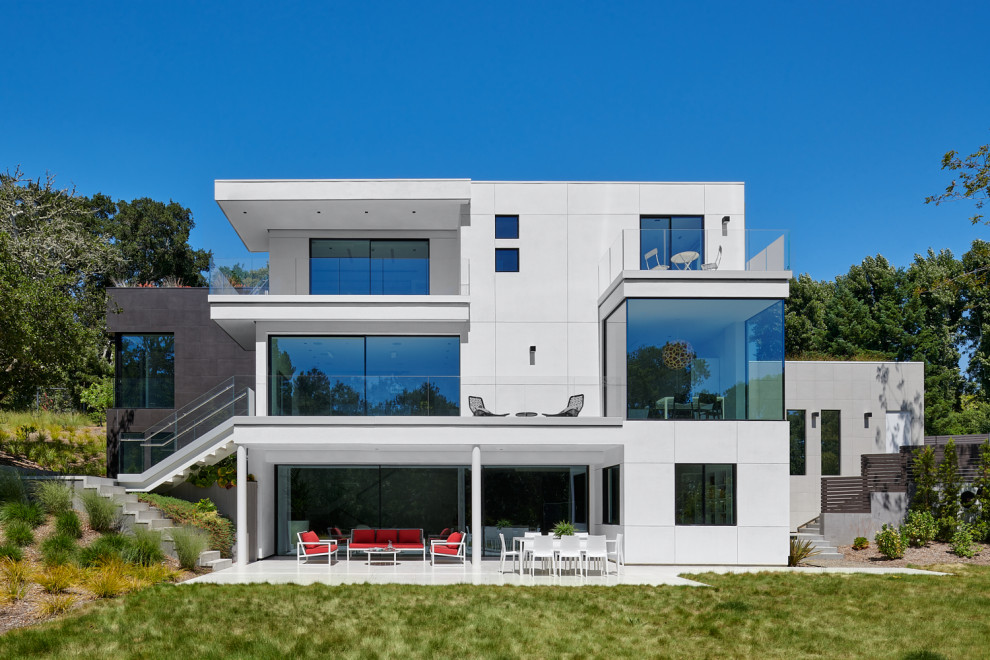 Inspiration pour une façade de maison blanche design à deux étages et plus avec un toit plat.