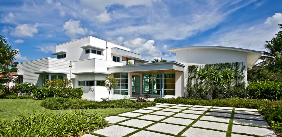Photo of a large contemporary house exterior in Miami.