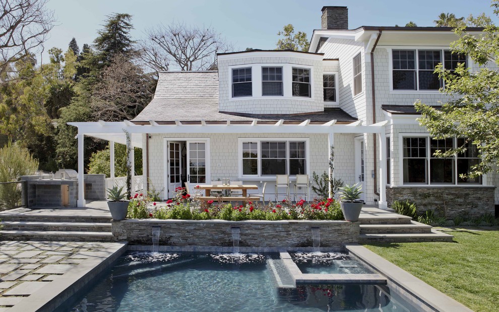 Zweistöckiges Klassisches Haus mit weißer Fassadenfarbe in Los Angeles