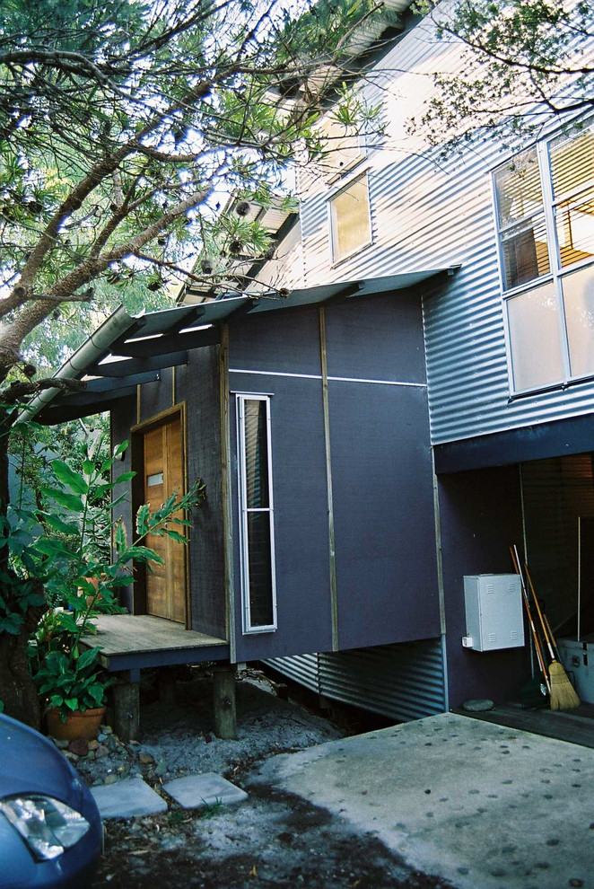 Свежая идея для дизайна: серый дом среднего размера в морском стиле с облицовкой из металла и односкатной крышей - отличное фото интерьера