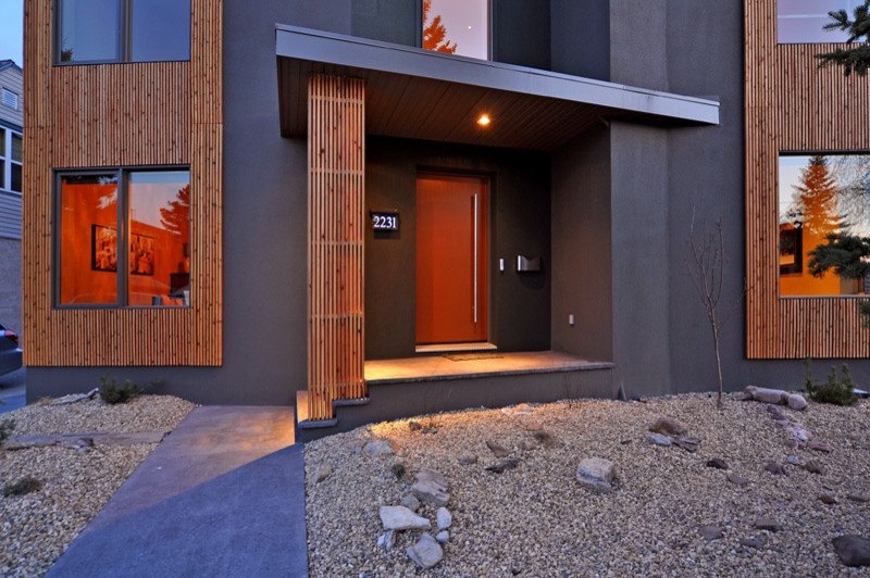 Imagen de fachada gris moderna de tamaño medio de dos plantas con revestimiento de estuco