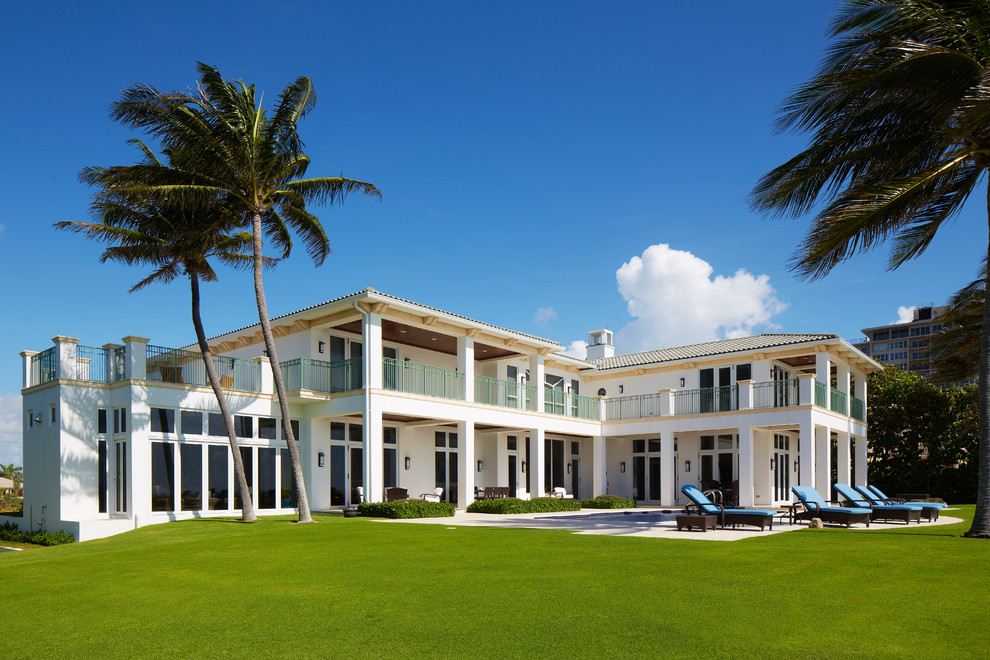 Свежая идея для дизайна: белый, двухэтажный дом в морском стиле - отличное фото интерьера