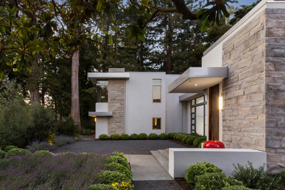 Foto de fachada de casa blanca moderna grande de dos plantas con revestimiento de estuco y tejado plano