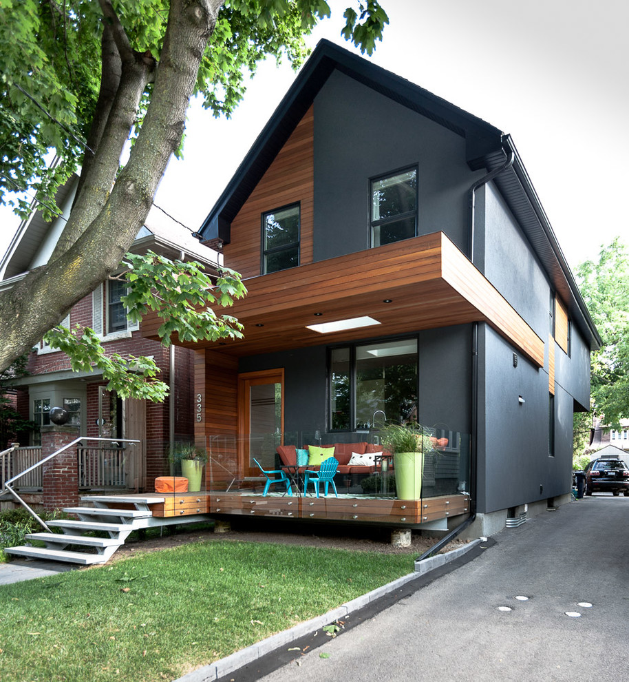 Idéer för ett mellanstort modernt brunt hus, med tre eller fler plan, blandad fasad och sadeltak