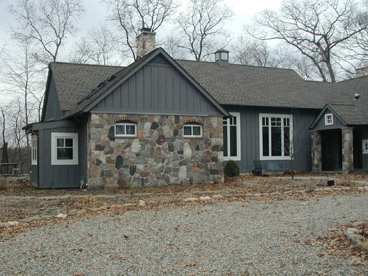 Foto della facciata di una casa grande blu classica a due piani con rivestimento in pietra