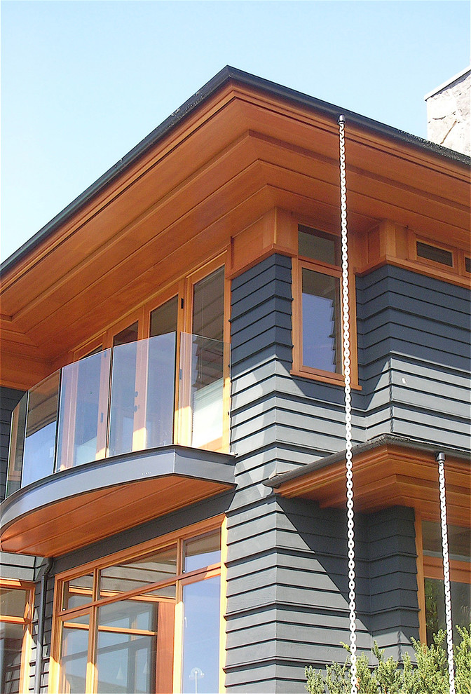 Immagine della villa grande multicolore contemporanea a tre piani con rivestimento in legno e tetto a padiglione