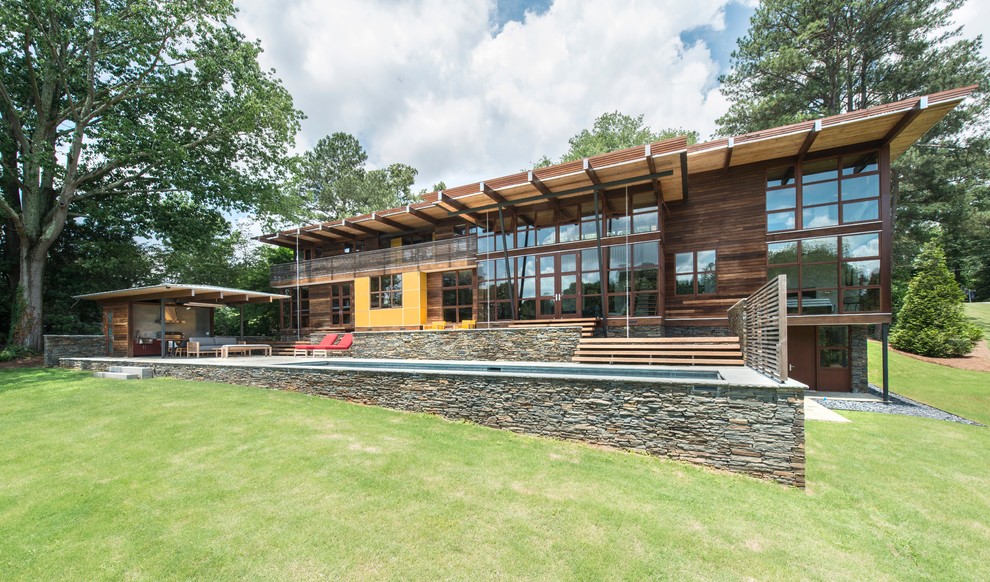 Diseño de fachada de casa multicolor retro extra grande de dos plantas con tejado plano y revestimientos combinados