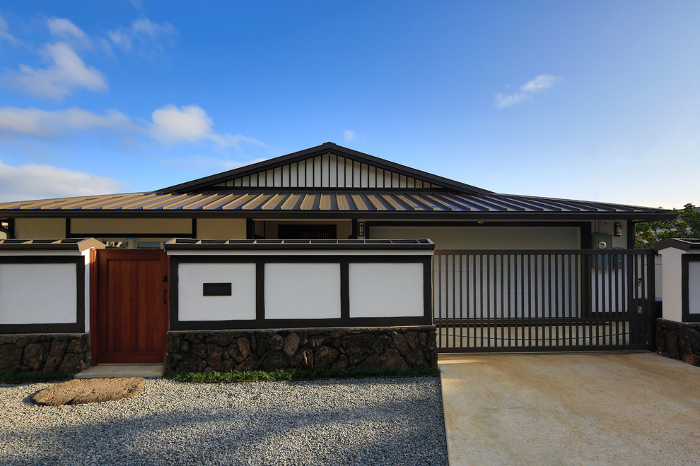 Пример оригинального дизайна: маленький, двухэтажный, белый дом в японском стиле в восточном стиле с облицовкой из цементной штукатурки и вальмовой крышей для на участке и в саду