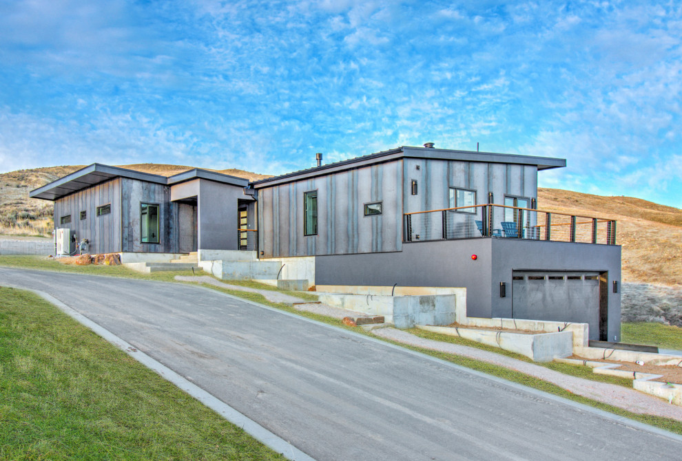 Mittelgroßes, Einstöckiges Modernes Einfamilienhaus mit Metallfassade und grauer Fassadenfarbe in Boise