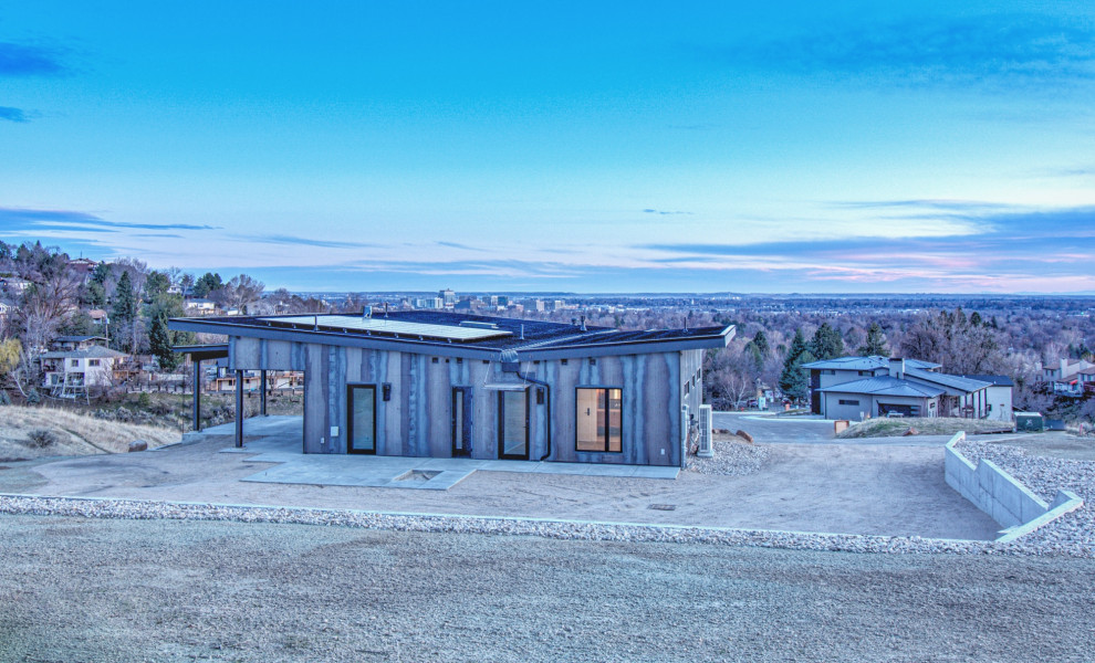 Mittelgroßes, Einstöckiges Modernes Einfamilienhaus mit Metallfassade und grauer Fassadenfarbe in Boise