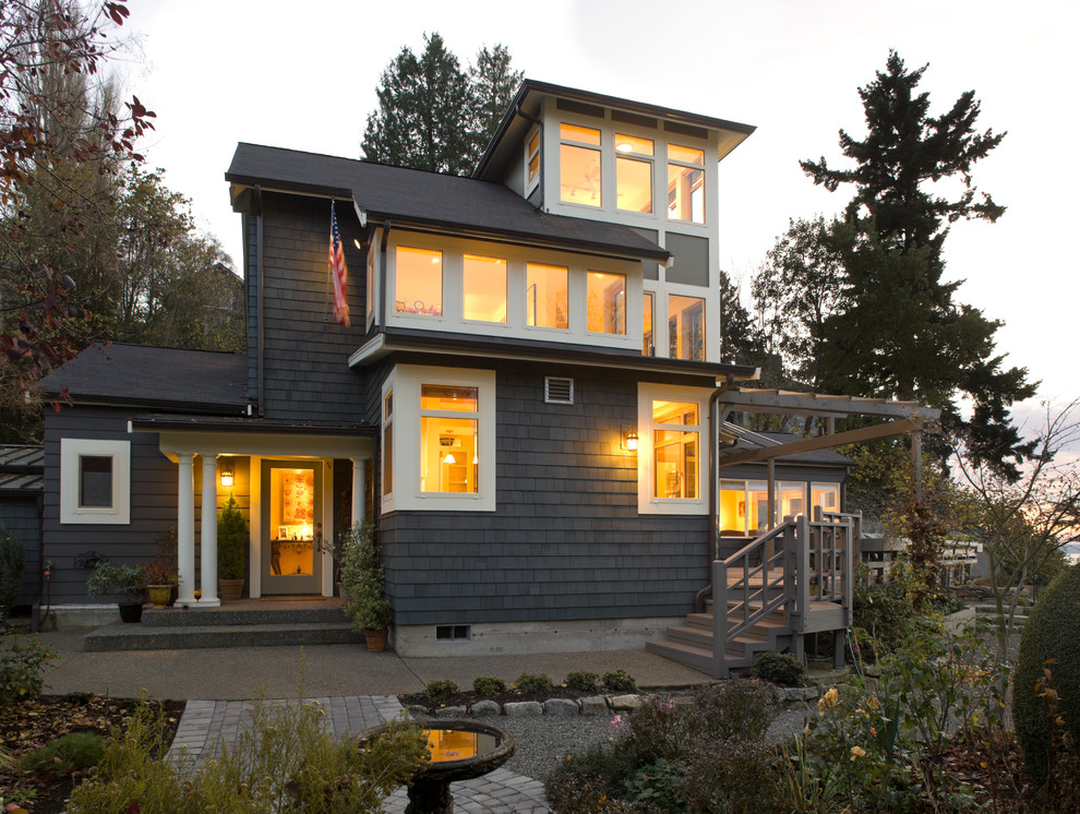 Großes, Dreistöckiges Modernes Haus mit grauer Fassadenfarbe, Satteldach und Schindeldach in Seattle