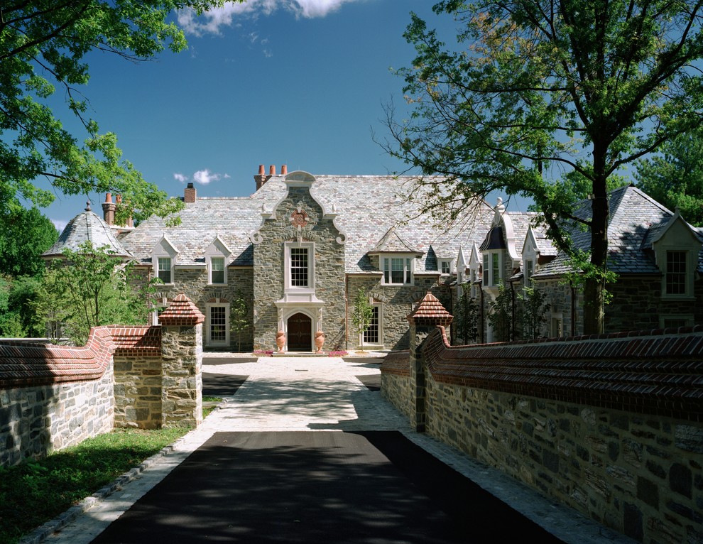 フィラデルフィアにあるトラディショナルスタイルのおしゃれな家の外観 (石材サイディング) の写真